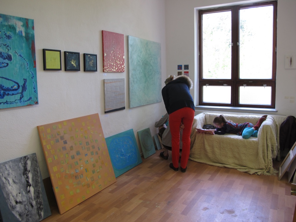 Bei der näheren Betrachtung - Besucherin am Tag der offenen Ateliers 2015