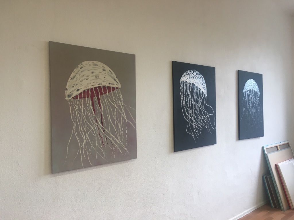 Atelierwand - dreierlei Quallen