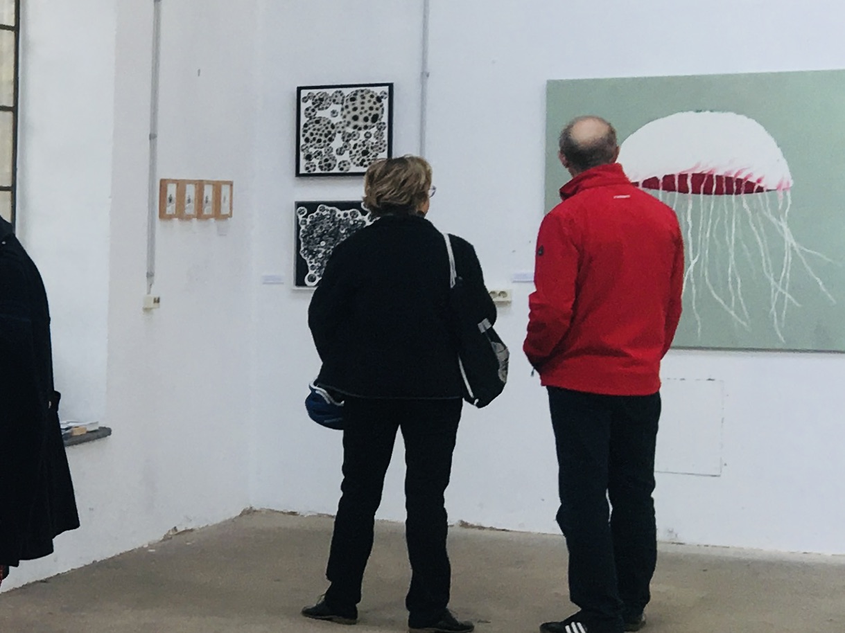 Kunstinteressierte Besucher der Gruppenausstellung im Mai 2019